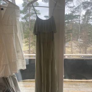 Lång klänning - Jätte fin lång klänning, köpt på entrend i vaxholm🥰 står inte vilken storlek den här men jag har vanligtvis storlek S och är 173cm. Klänningen är knappt använd🩷