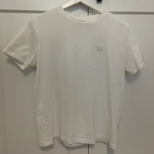 Acne T-shirt  - Säljer denna superfina acne t-shirt i nyskick! Storlek S