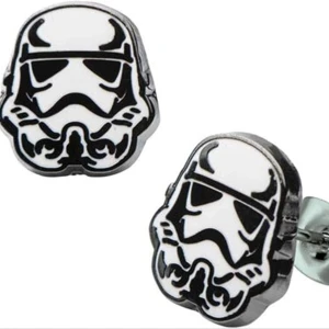 Star Wars örhängen  - Säljer över 100 plagg!  Stor mängdrabatt när du köper fler saker!  Köp 3(+) plagg 15% rabatt.  Köp 5(+) plagg 20% rabatt.  Köp 10 (+) plagg 25 % rabatt.  Köp 15 (+) plagg 30 % rabatt.  Samfraktar givetvis.