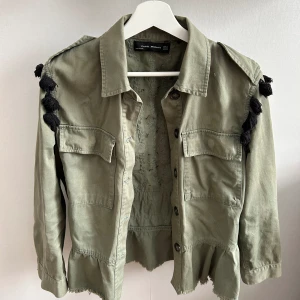 Zara jeansjacka  - Superfin jacka med mönster på ryggen ifrån zara som tyvärr inte kommer till användning längre! Lite defekter då den tappat några ”bollar” ( se sista bild). Storlek xs. Skriv privat för fler bilder 💕💕