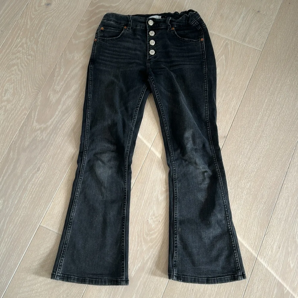 Flaire jeans i storlek 140 och byxorna är i bra skick😍😍. Jeans & Byxor.