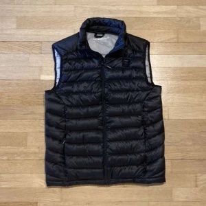 Väst lindbergh - Säljer denna väst från lindbergh. 8/10 skick. Perfekt nu till våren och sommaren. Nypris för liknande modell typ 1700kr, mitt pris endast 499kr.