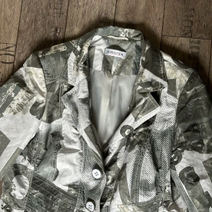 Svartvitt vår jacka  - Jacka med ett coolt svartvitt mönster. Köpt secondhand