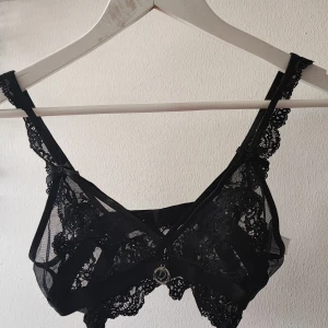 Snygg topp  - En helt magisk överdel med fina detaljer. Använd ytterst lite så den är i väldigt fint skick.