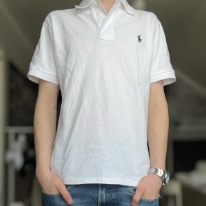 Polo Ralph Lauren Piké - Använd fåtal gånger, fint skick. Storlek S, modellen är 184 cm lång. Skriv vid minsta fundering eller intresse!