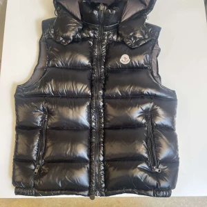 Moncler väst  - Hej säljer min väst knappast använd 