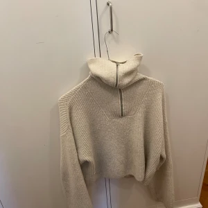 Stickat från Zara - Fin stickad tröja från zara. Lite andvänd men inga hål eller skador 💘.
