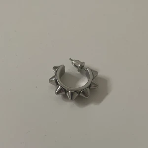 Edblad örhänge - Säljer mitt ena silvriga Edblad örhänge med nitar då jag har tappat bort det andra. Jättefint skick och inte använt alls mycket!💗