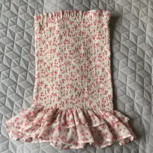 Super söt kjol med små blommor från bikbok i storlek xs, funkar även att ha som topp!🩷