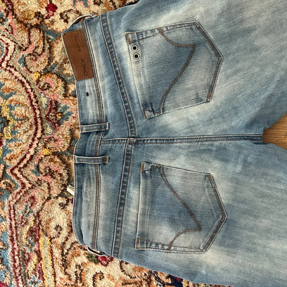 Säljer dessa sjukt snygga Lågmidjade jeans från only!. Jeans & Byxor.