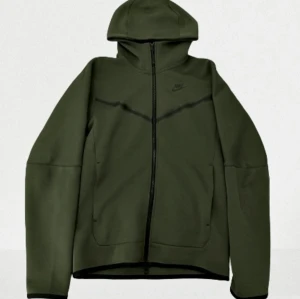 Nike tech - Grön Nike tech fleece, knappt använd. Inga synliga tecken på användning. Riktigt skön till våren