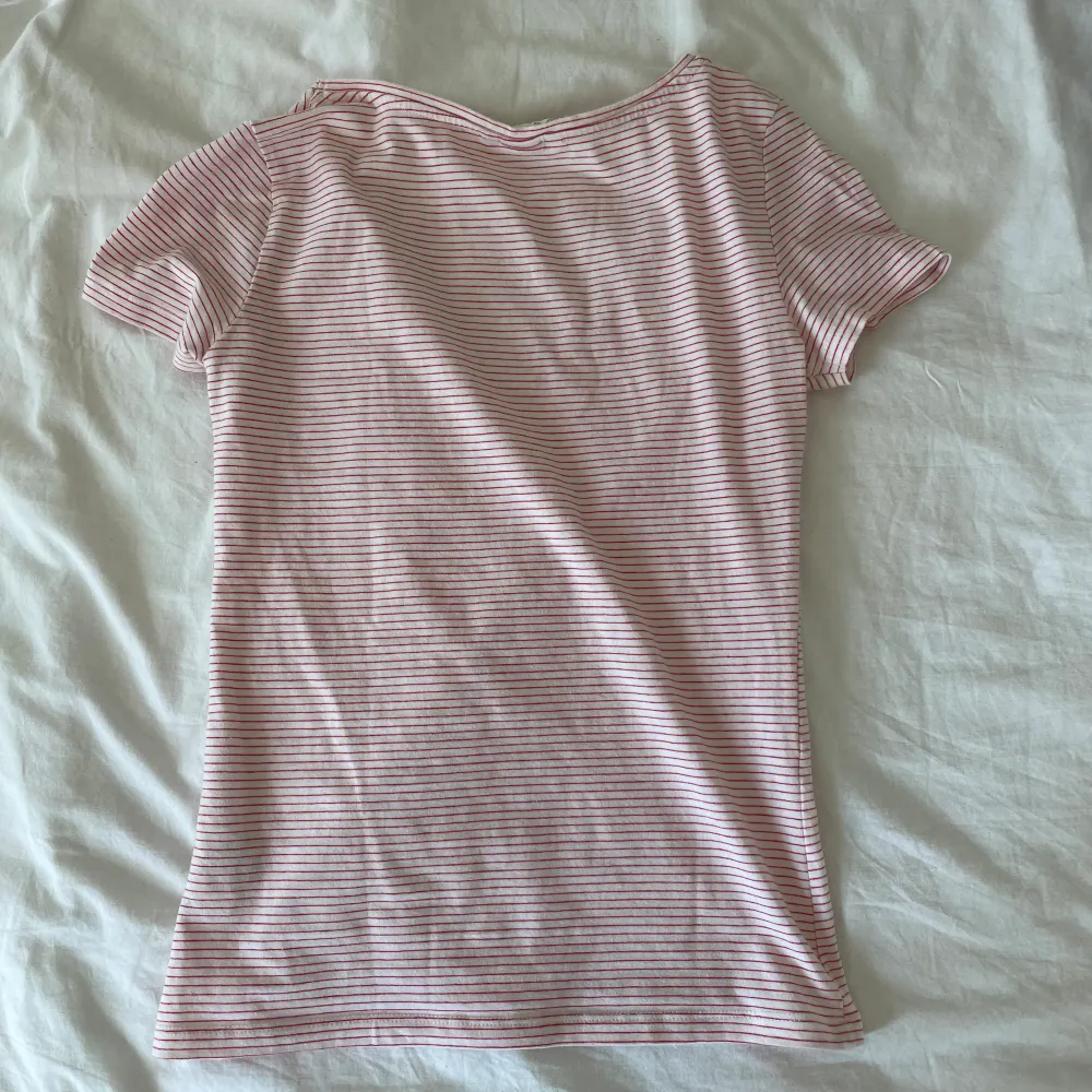 En supersöt och randig t-shirt! T-shirten är från HM och är i storlek XS. 🩷. T-shirts.