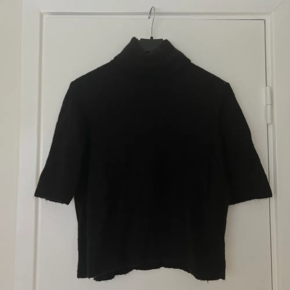 säljer denna svarta stickade t-shirten med krage, jättefin men kommer inte till användning! skriv för fler bilder, köparen står för frakten. Stickat.
