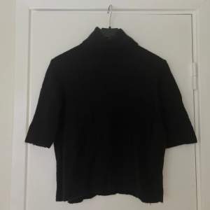 säljer denna svarta stickade t-shirten med krage, jättefin men kommer inte till användning! skriv för fler bilder, köparen står för frakten