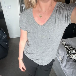 Basic t-shirt - Basic grå t-shirt som inte kommer till användning