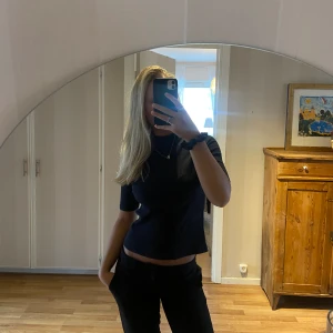 Polo tröja - Ribbad polotröja från Monki i S💗💗