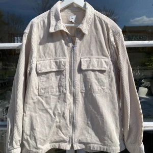 Manchester Zip-Overshirt beige  - Hej, säljer en stilren overshirt från H&M i Manchester material. Beige/bone-färg. Storlek L. Sparsamt använd , fint skick. Nypris 549kr. Perfekt för våren. Lätt att stylea och stilsäkert plagg. Pris kan diskuteras. Hör av dig vid frågor! 
