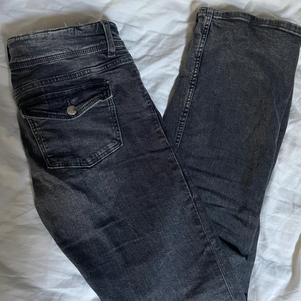 Gråa jeans med fickor där bak, köpte för inte så länge sedan men de har inte kommit till användning. Storlek 164 men passar mig som brukar ha xs/s. Jag är 1,63 lång💕. Jeans & Byxor.