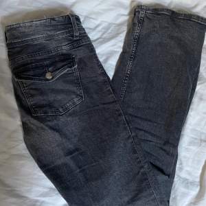 Gråa jeans med fickor där bak, köpte för inte så länge sedan men de har inte kommit till användning. Storlek 164 men passar mig som brukar ha xs/s. Jag är 1,63 lång💕