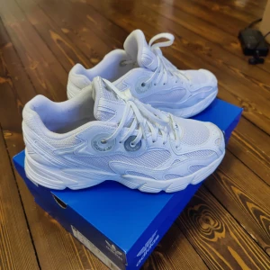 Adidas Astir  - Superfina vita Adidas Astir skor i storlek 40. Använt endast två gånger eftersom de är tyvärr lite för små för mig.