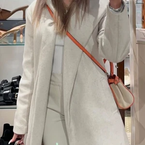 Beige kappa - Säljer min beiga kappa från zara värd 559kr. Säljer den för 400 då den inte kommer till användning och har hittat andra jackor/ kappor som jag använder mer. Kappan är i jättebra skick utan skador.❤️ ( den är ner till ca vaderna) jag är 164cm❤️