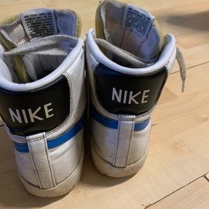 Snygga like blazers - Feta Nike blazers. Säljer pga jag inte använder dom längre och inte riktigt min typ av stil. Pris bestämmer vi tillsammans 💕 lite använda men knappt inge fel med dom eller något, fint skick