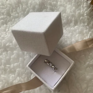 Trendig ring från Edblad 💞 - Super trendig ring från Edblad. Jättefin och i nyskick, aldrig använd! (Bytt till guld, det är därför jag säljer❤️) Skriv om ni har frågor! ❤️❤️ Ringen är 16,80mm