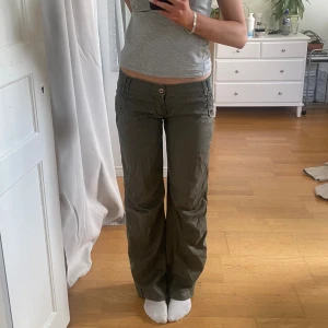 gröna cargobyxor - använd köp nu! midja:82 innerbenslängden:78💋