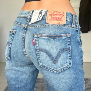 Levis - midjemått: 38cm rakt över, innerbenslängd: 85cm 💗 lappar kvar, helt nya