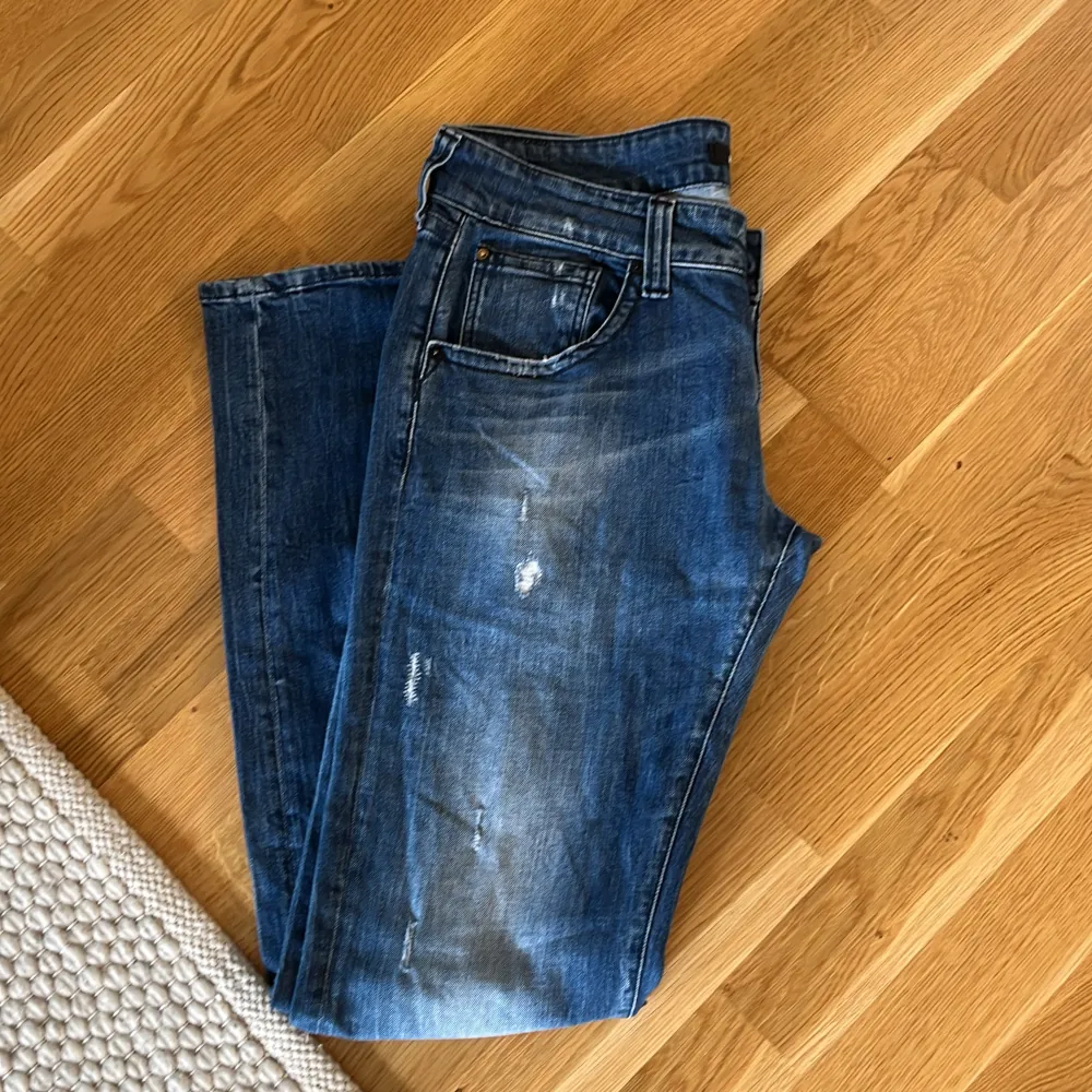 Säljer nu dessa Replay jeans för dom passar inte mig. Dom är nästan aldrig använda och har mest legat i min garderob. Hör av er vid mer frågor och funderingar.  MVH Victor  . Jeans & Byxor.
