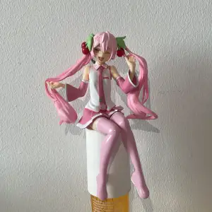 En rosa sittande anime docka! Säljer min sakura miku docka. Den är ungefär 15cm lång. Hon kommer i en kartong och är i väldigt bra skick!💕 säljer för 499 men pris kan diskuteras🩷hör av för mer info! 