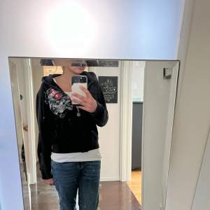 ÄKTA ed hardy zip up hoodie. Den har jätte fin passform och dessutom inga slitningar på den. Priset kan ändras. Designen är otroligt fin🥰💕