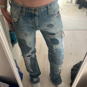 Säljer nu dessa ascoola jeans med massor av detaljer!! Sitter snyggt o lågmidjat💘så unika! skriv vid frågor!