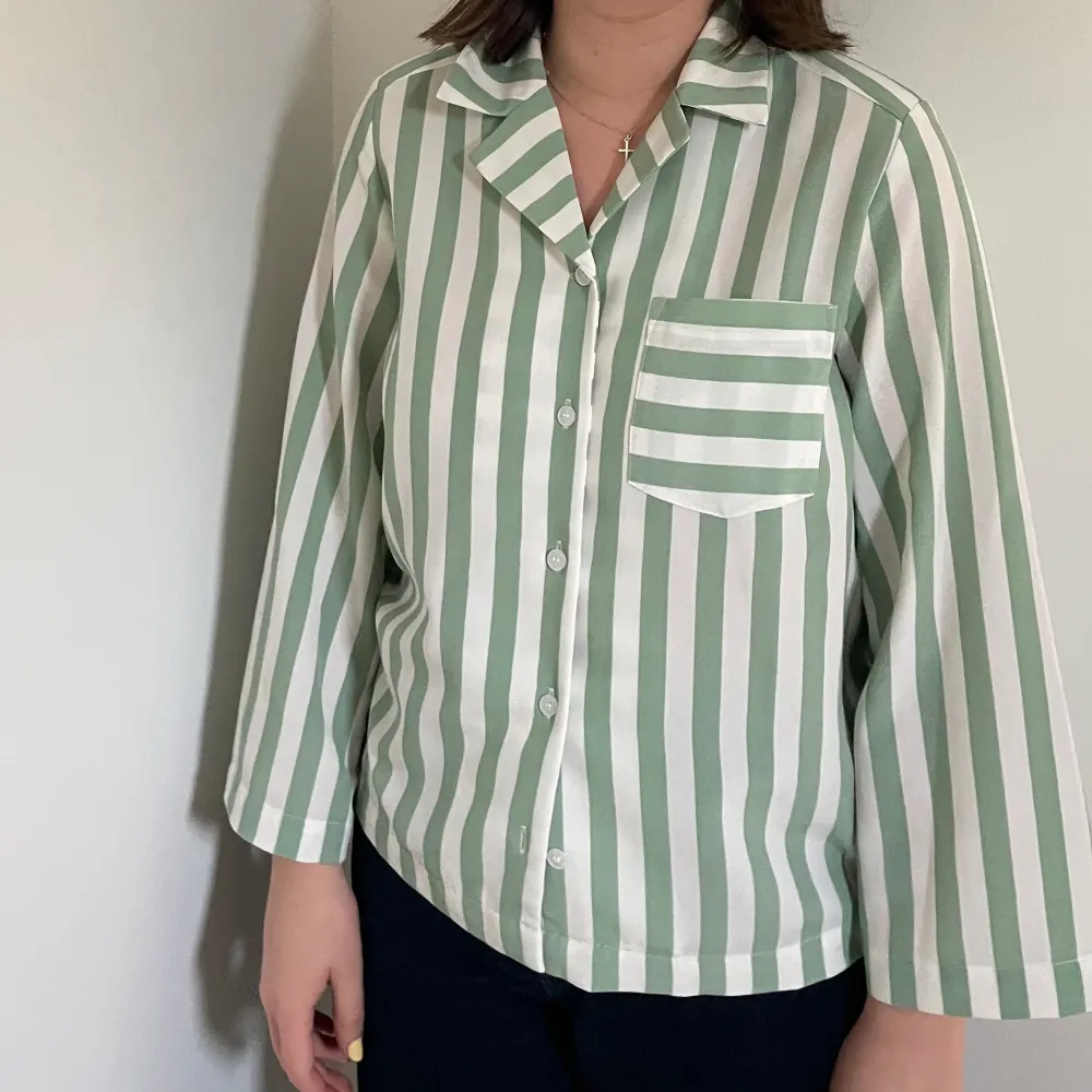 Randig mintgrön/vit skjorta i bra skick. Skjortor.