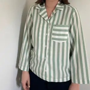 Randig mintgrön/vit skjorta i bra skick