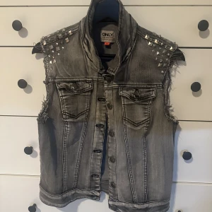 Snygg väst - Strl 40 men passar mig med S, inga defekter 