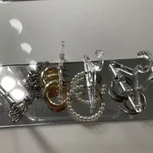 Hej!😊 säljer 4 smycken då de inte är min stil längre, alla ser som nya ut!❤️
