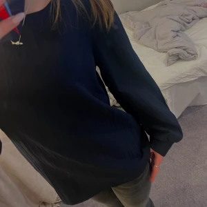 Mörkblå blus - Säljer denna snygga mörkblå som jag tyvärr aldrig fått något användning för💓pris kan diskuteras🥰