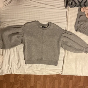 Grå tjocktröja  - Grå tjocktröja från kappahl. Har andvänt max 2 gånger och är mycket skön. 55% polyester och 45% bomull. Storlek S
