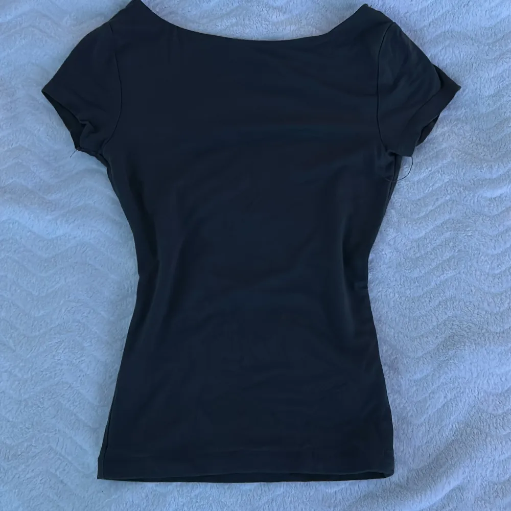 Grå tröja med öppen rygg, super snygg men kommer inte till användning längre. Använd några gånger men i väldigt fint skick💗. T-shirts.