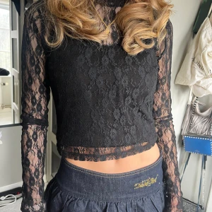 Svart spets topp - Svart spetstopp i topp skick! Jag har ett linne under på bilderna, skriv för frågor privat.