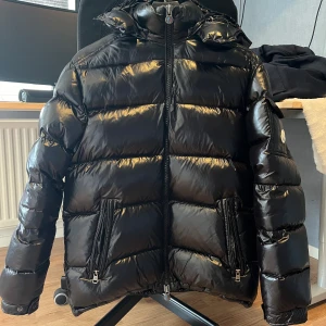 Moncler Maya  - En Moncler Maya i riktigt bra skick. Jackan är i storlek 4 det vill säga passar M/L. NFC-Scan funkar och Den är inte använd mycket alls då den inte passa min stil. Tveka inte på att skriva om de är någon fråga eller om fler bilder! Priset kan sänkas!