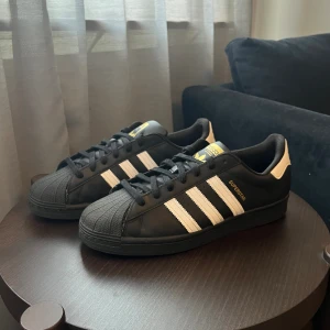 Adidas superstar - Skorna är använda runt 10 gånger innan jag märkte att de inte var min stil. Skorna är somsagt i relativt bra skick och har inga stora defekter. Meddela vid fler frågor eller köp direkt !
