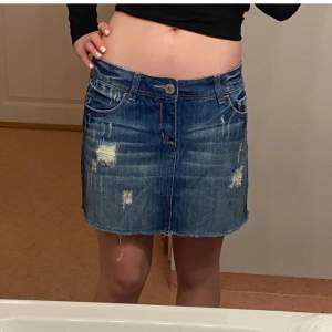 Low waist jeans kjol från vila i storlek xs men passar s också. Hör av er vid frågor!