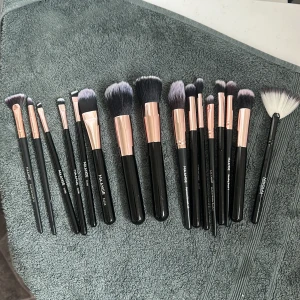 Sminkbostar  - Säljer min sminkbostar jag köpte i januari då jag har får många. Det är 16 smink borstar. 5kr st eller 50kr är alla! Pris kan diskuteras vid snabb affär 🫶