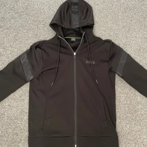 Hugo Boss kofta - Hugo Boss kofta i storlek M men passar även L utmärkt. Använd endast ett fåtal gånger. Finns inga defekter. Tags och kvitto finns. Ny pris ligger på ca 2000 :- säljer för 1000 :- då den är som och ny och behöver pengar. Pris diskuteras privat:)