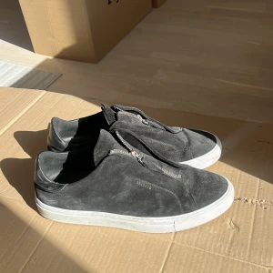 Axel arigato skor - Populära skor från Axel arigato! Är i väldigt bra skick. Storlek 44