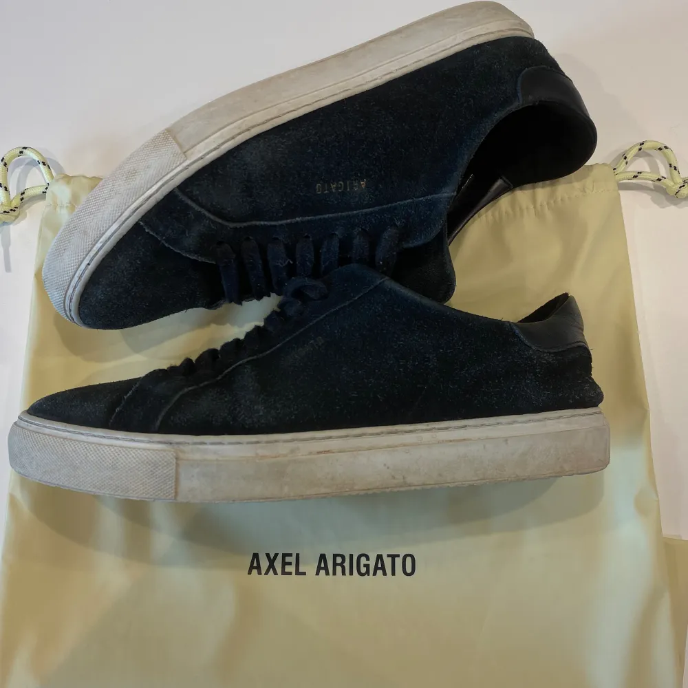Säljer dessa Arigato clean 90 skor för endast 500kr, bra skick och riktigt snygga nu till sommaren. . Skor.
