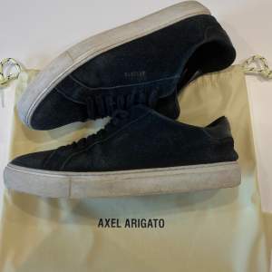 Säljer dessa Arigato clean 90 skor för endast 500kr, bra skick och riktigt snygga nu till sommaren. 