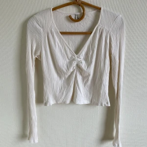 Vit top - Storlek L/M Pris 170kr